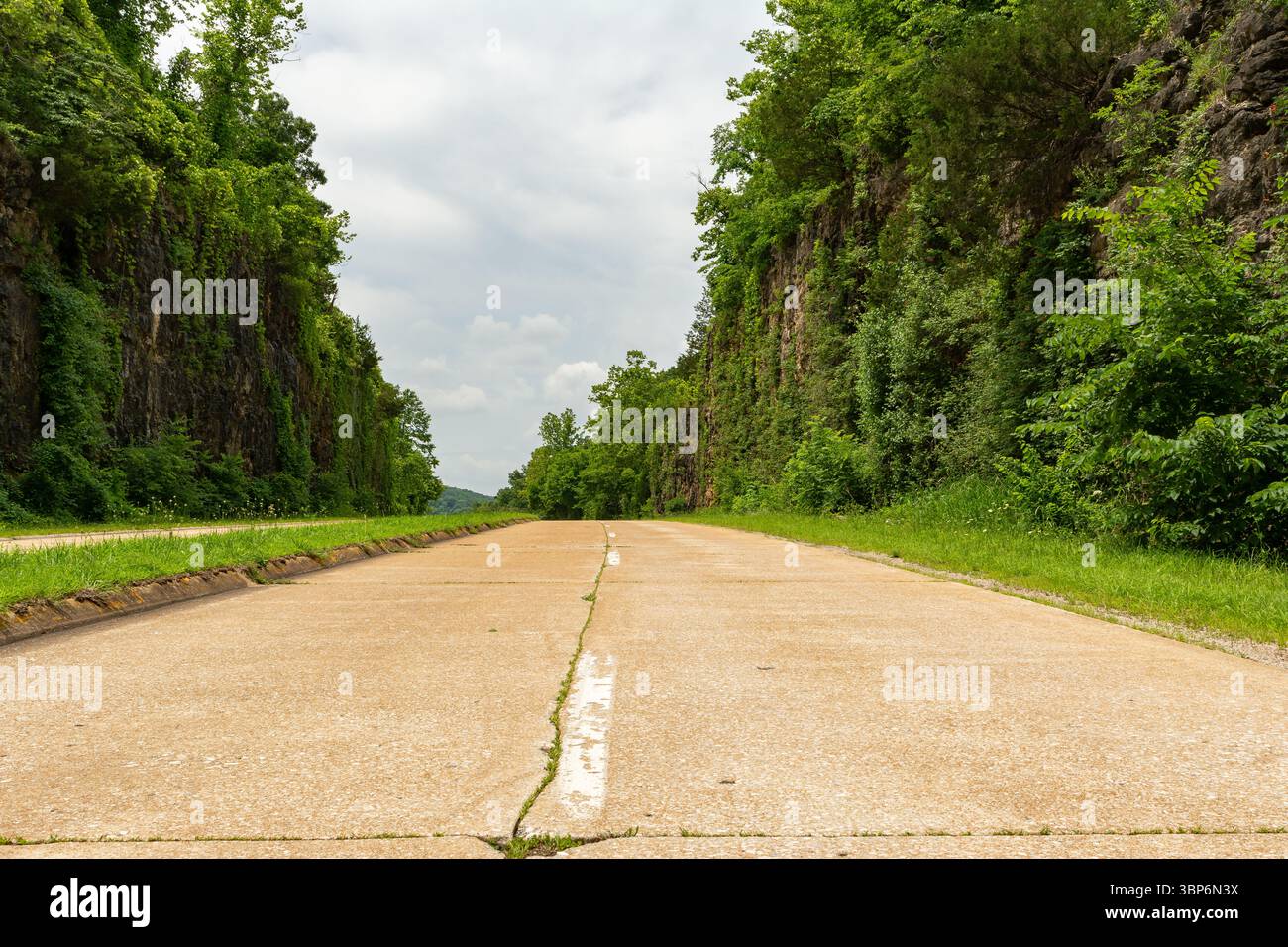 Lo storico Hooker Cut sulla Route 66 nel Missouri. Sabbiato da calcare solido come bypass rispetto al percorso originale che andava a nord-ovest attraverso Hooker Foto Stock