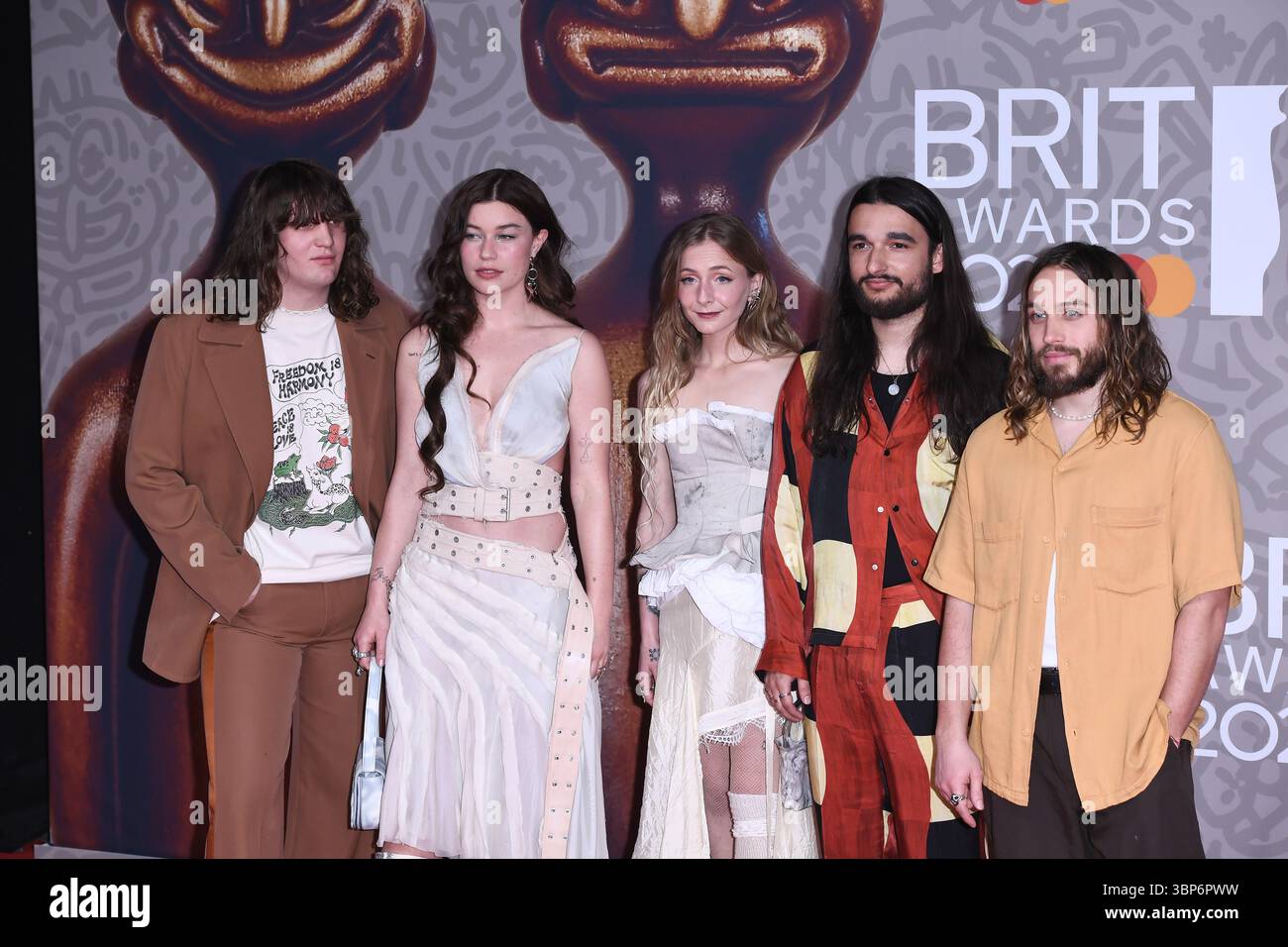 LONDRA, INGHILTERRA - 11 FEBBRAIO: Henry Holmes, Joshua Mobaraki, Rhian Teasdale, Hester Chambers ed Ellis Durand della gamba bagnata della gamba bagnata partecipano ai BRIT Awards 2023 all'O2 Arena l'11 febbraio 2023 a Londra, Inghilterra. SOLO USO EDITORIALE! CAP/Mar ©Mar/Capital Pictures Foto Stock