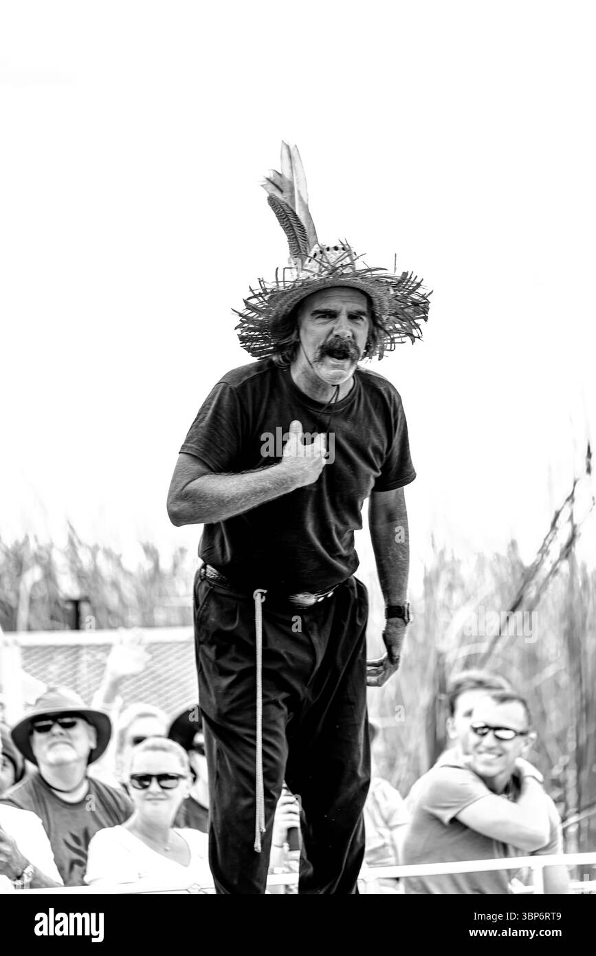 Fort Lauderdale, Florida - 23 marzo 2024: Capitano di idroscivolante presso l'Everglades Holiday Park nelle everglades, fuori Fort Lauderdale, Florida Foto Stock