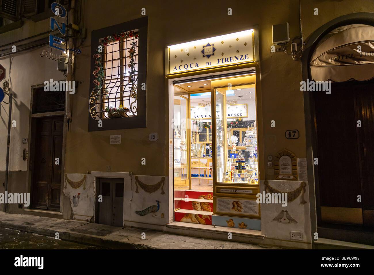 Firenze, Italia - 9 maggio 2025: Vista notturna della boutique di profumi acqua di Firenze, che mette in mostra l'eleganza fiorentina e lo stile artigianale Foto Stock