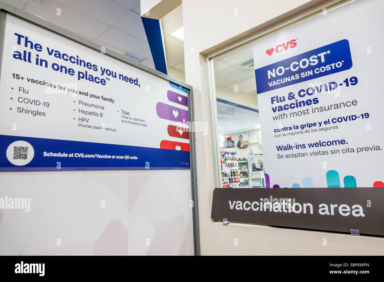 Miami Beach Florida,North Beach,farmacia CVS farmacia,interno,segnaletica di zona di vaccinazione,influenza Covid-19 vaccini disponibili,vacunas no-cost sin co Foto Stock
