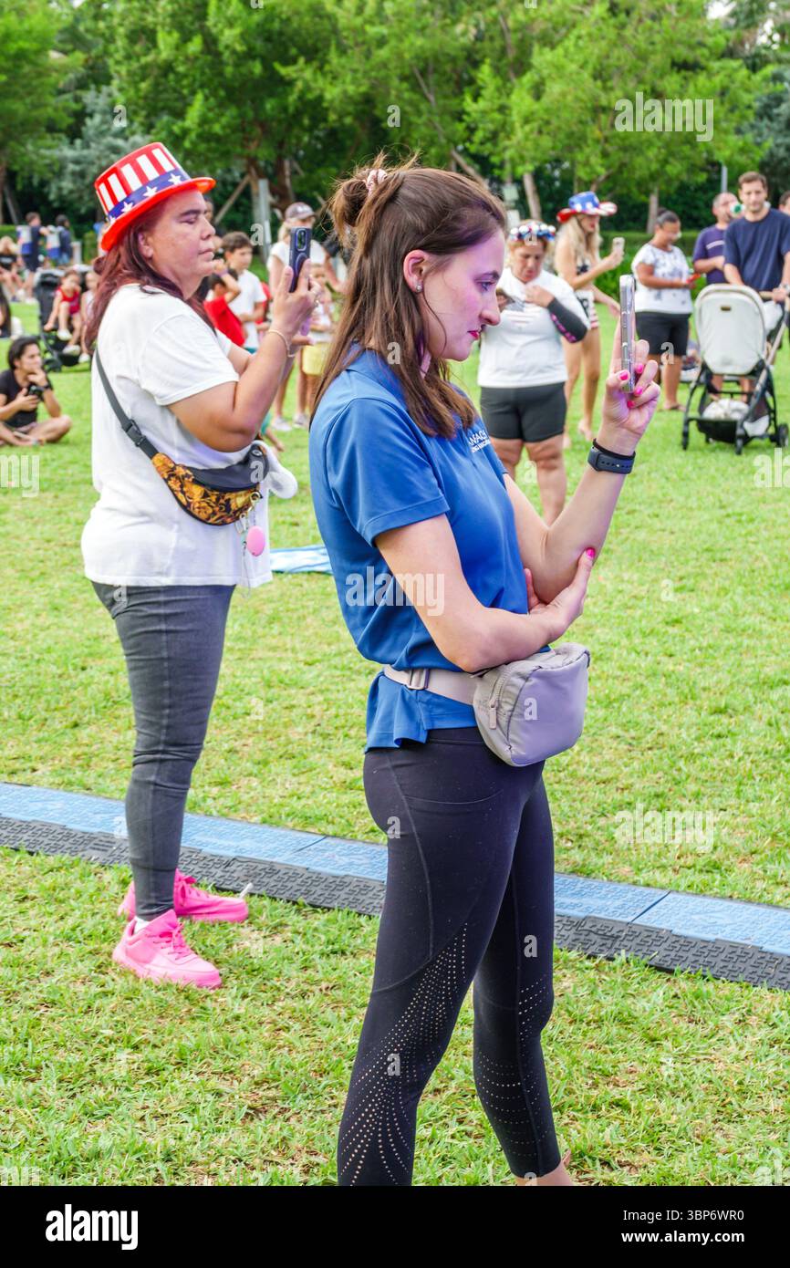 Miami Beach, Florida, North Beach, Altos del Mar Park, 4 luglio, evento celebrativo del quarto giorno dell'indipendenza, ispanico latino, donna adulta che usa smartph Foto Stock