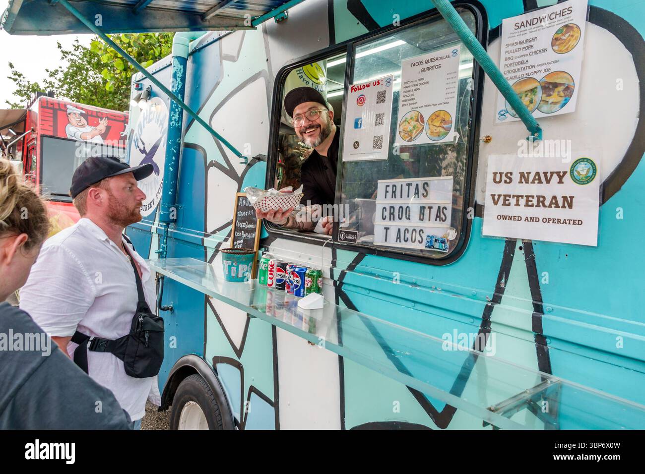 Miami Beach, Florida, North Beach, Altos del Mar Park, 4 luglio, evento celebrativo del quarto giorno dell'indipendenza, camion di cibo, cibo di strada Latina bohémien Foto Stock