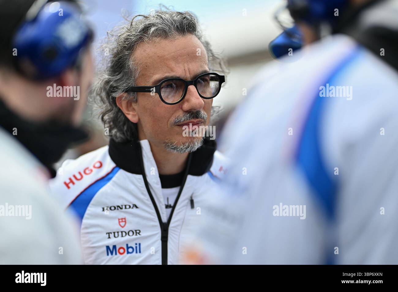 NORTHAMPTON, INGHILTERRA - 6 LUGLIO: Laurent Mekies di Francia e Visa Cash App RB Formula One Team in griglia durante il Gran Premio di F1 di Gran Bretagna sul circuito di Silverstone il 6 luglio 2024 a Northampton, Inghilterra. (Foto di Vince Mignott/Alamy Live News) Foto Stock
