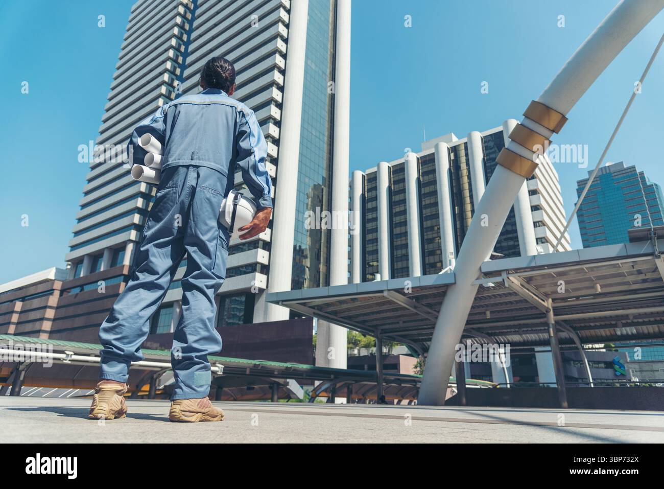 Uomo ingegnere mani che reggono elmetto elmetto da lavoro bianco elmetto per ingegneria civile. Ingegnere edile uomo con tuta di sicurezza mani bianche Foto Stock
