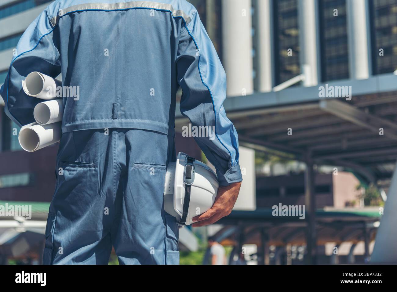 Uomo ingegnere mani che reggono elmetto elmetto da lavoro bianco elmetto per ingegneria civile. Ingegnere edile uomo con tuta di sicurezza mani bianche Foto Stock