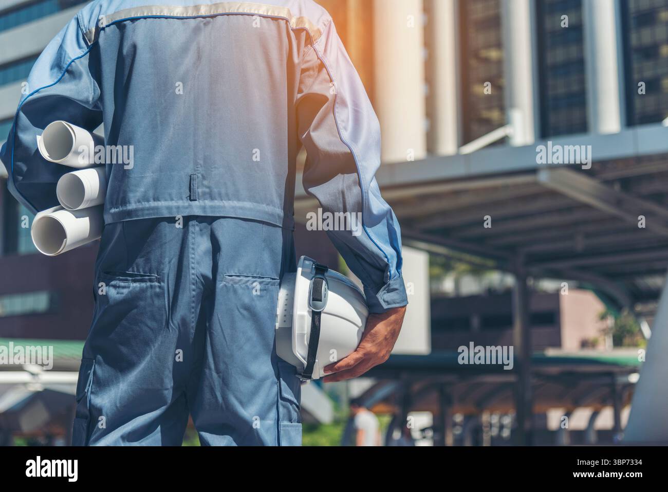 Uomo ingegnere mani che reggono elmetto elmetto da lavoro bianco elmetto per ingegneria civile. Ingegnere edile uomo con tuta di sicurezza mani bianche Foto Stock