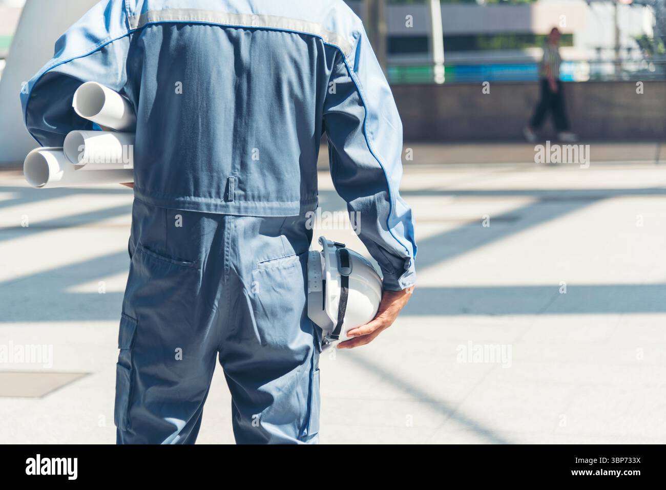 Uomo ingegnere mani che reggono elmetto elmetto da lavoro bianco elmetto per ingegneria civile. Ingegnere edile uomo con tuta di sicurezza mani bianche Foto Stock