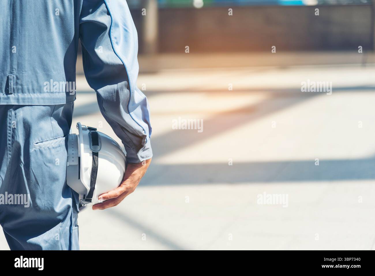 Uomo ingegnere mani che reggono elmetto elmetto da lavoro bianco elmetto per ingegneria civile. Ingegnere edile uomo con tuta di sicurezza mani bianche Foto Stock
