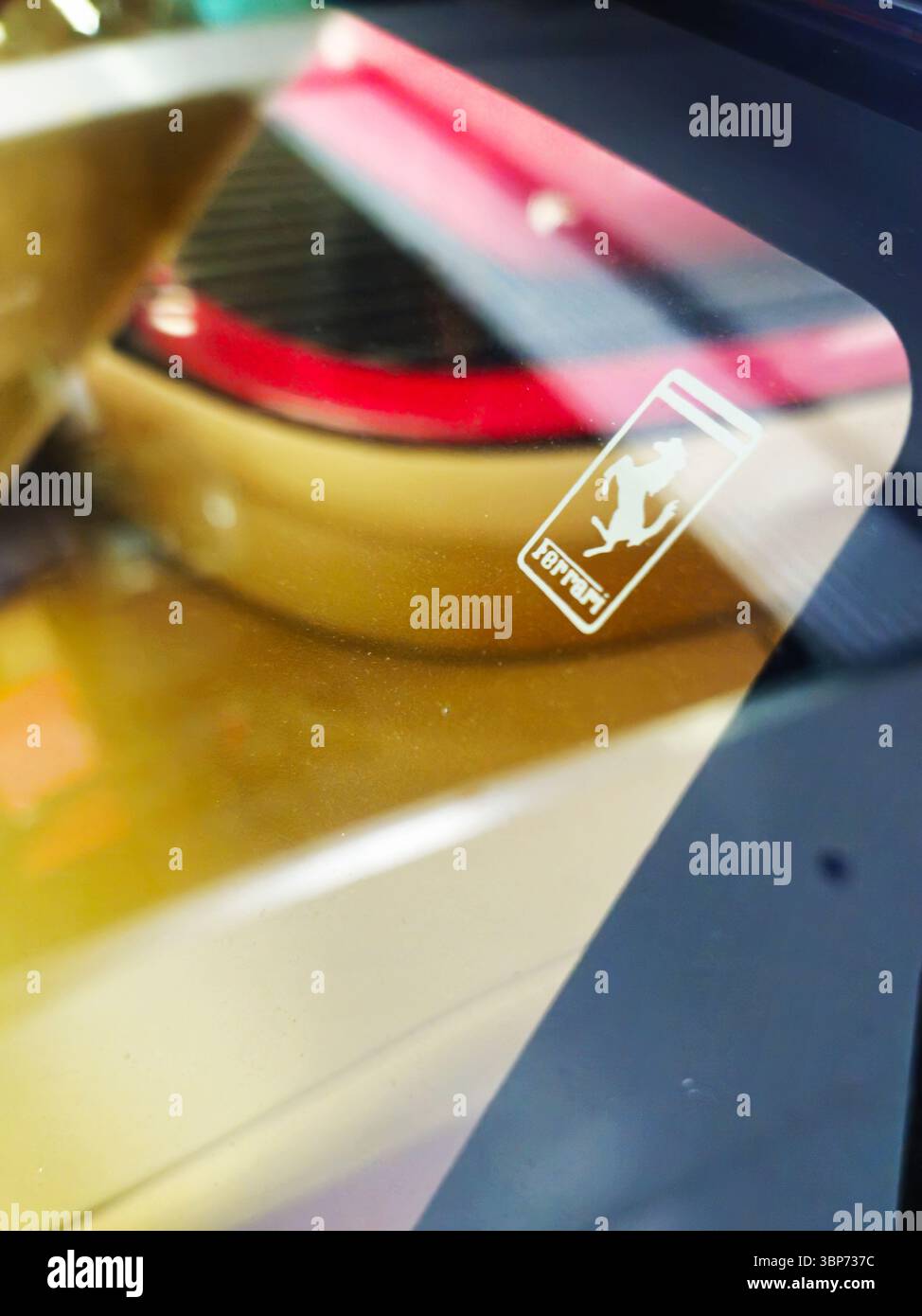 Primo piano della decalcomania Cavallo battente del cristallo posteriore Ferrari Testarossa Foto Stock