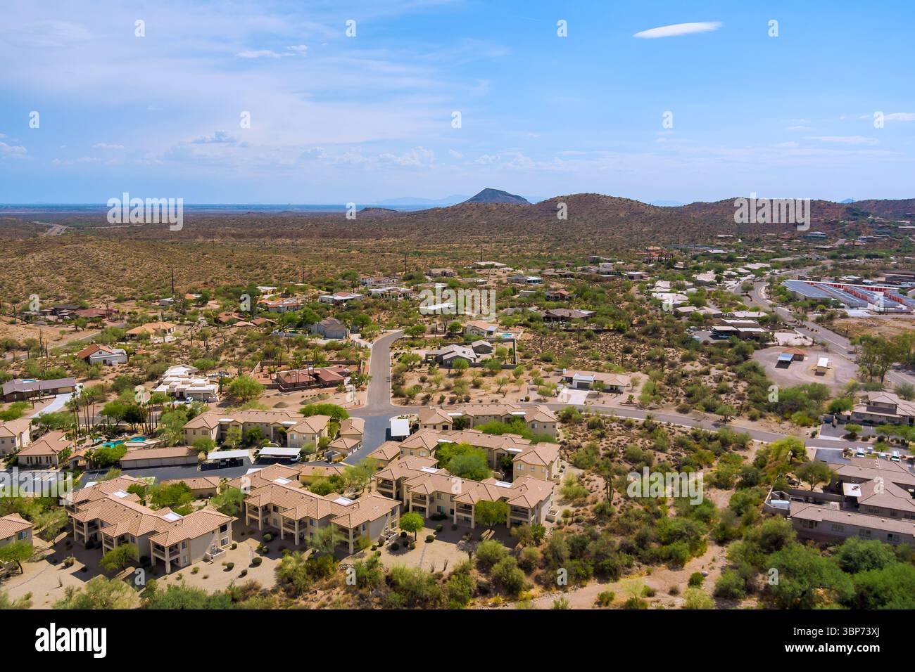 Il Mirage Cove Condominiums a Fountain Hills, Arizona, e' un complesso residenziale caratterizzato da edifici color marrone scuro con aree parcheggio che circondano il paesaggio desertico di Sonora Foto Stock