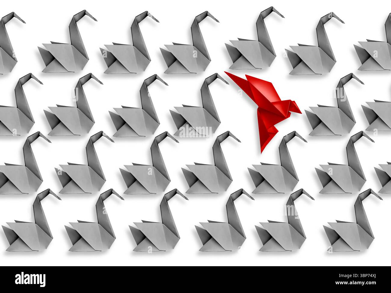 Distinguiti leader come Origami, simbolo del successo aziendale della leadership del lavoro di squadra e della rivoluzione individuale, che rivoluziona il vecchio accordo Foto Stock