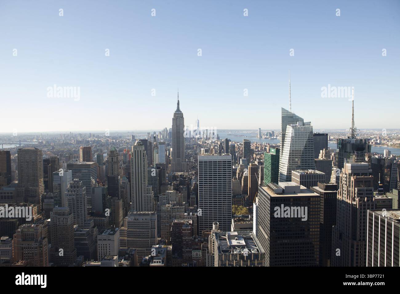 Illustrazione dal design piatto che mostra lo skyline urbano con l'Empire State Bldg, le unità HVAC sul fiume e sul tetto Foto Stock