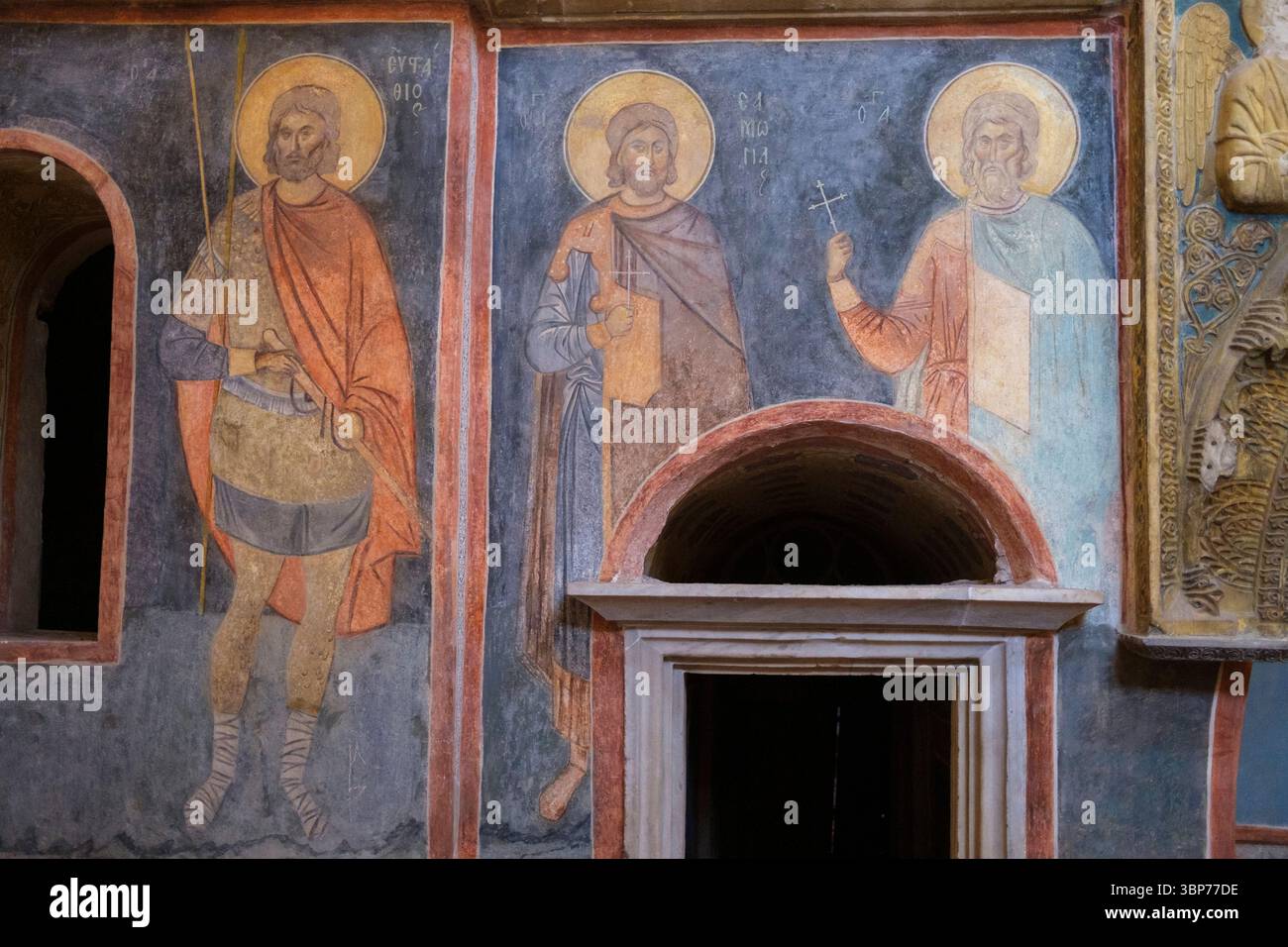 Turchia: santo guerriero e santi affreschi nel parekklesion (cappella laterale), Chiesa del Santo Salvatore a Chora (Moschea Kariye), originariamente una chiesa cristiana ortodossa, Istanbul. La chiesa di Chora fu originariamente costruita all'inizio del IV secolo e si trovava fuori dalle mura della città di Costantinopoli. I bellissimi mosaici e affreschi risalgono all'inizio del XIV secolo e sono stati creati dal potente statista greco bizantino Teodoro Metochites. Foto Stock