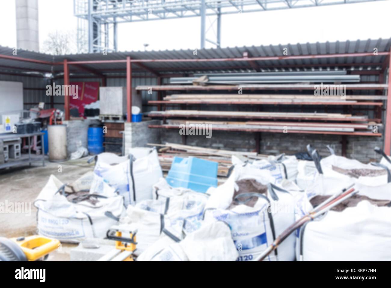 I sacchetti sfusi bianchi vengono mostrati in un'area di stoccaggio con design piatto, con tubi e martinetto per pallet Foto Stock