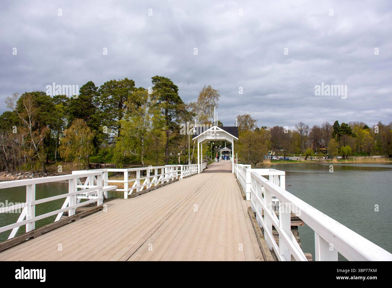 Dal ponte Fölisöbron al museo all'aperto Seurasaari (Seurasaaren ulkomuseo), Meilahti, città di Helsinki, regione Uusimaa (Nyland), Repubblica di Finlandia Foto Stock