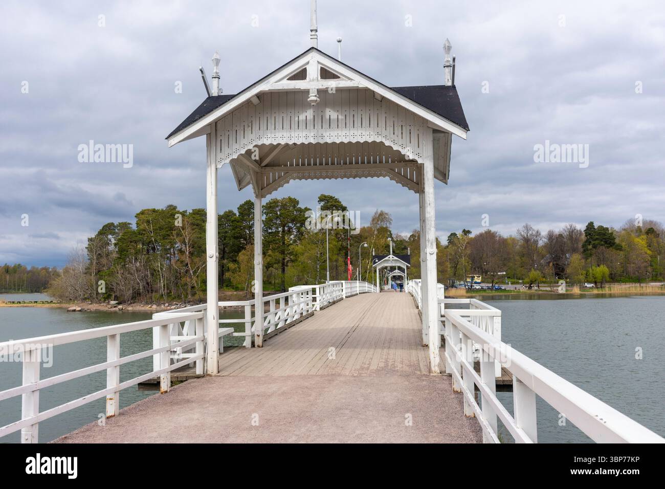 Dal ponte Fölisöbron al museo all'aperto Seurasaari (Seurasaaren ulkomuseo), Meilahti, città di Helsinki, regione Uusimaa (Nyland), Repubblica di Finlandia Foto Stock