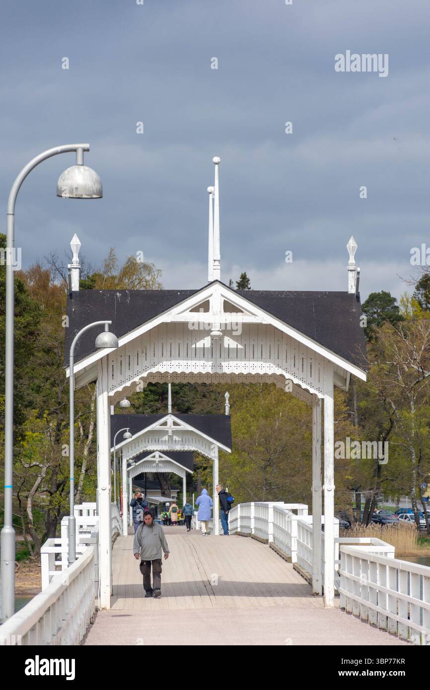 Dal ponte Fölisöbron al museo all'aperto Seurasaari (Seurasaaren ulkomuseo), Meilahti, città di Helsinki, regione Uusimaa (Nyland), Repubblica di Finlandia Foto Stock