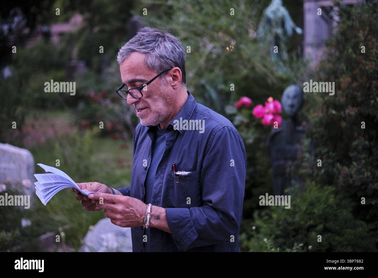 Germania, Berlino, 14 giugno 2025, ora delle streghe al cimitero Dorotheenstaedtischer: Celebrità lette in tombe importanti: Juergen Kuttner a Thom Foto Stock