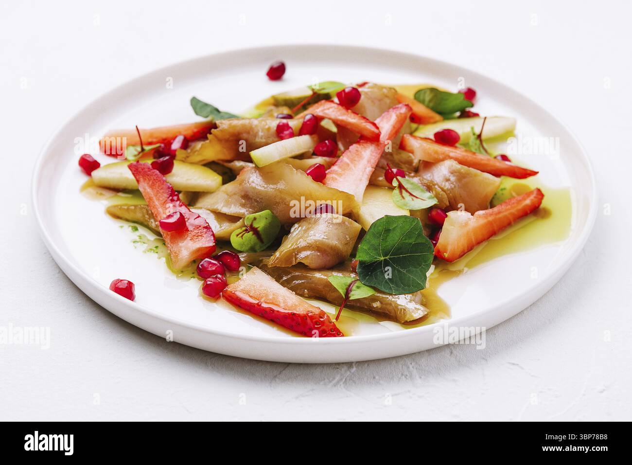 Cibo, pesce con fragole, pere e melograni in salsa Foto Stock