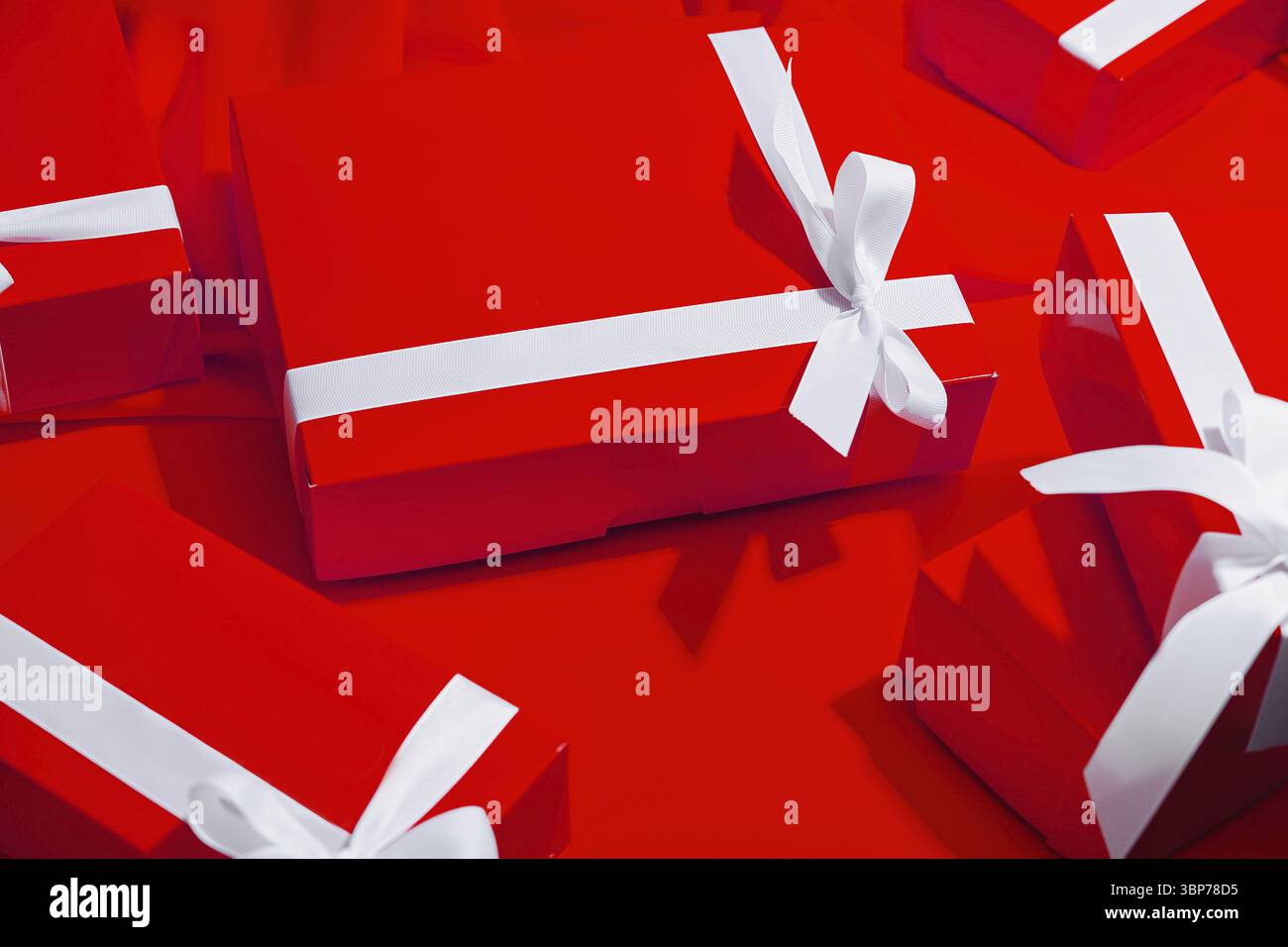 Cibo, regali rossi su sfondo rosso Foto Stock