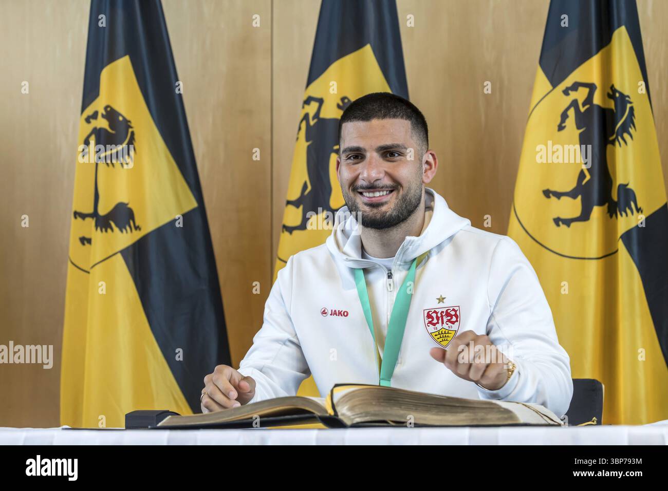 Deniz Undav firma il Libro d'Oro della città di Stoccarda. Ricevimento organizzato dalla capitale dello stato Stoccarda dopo la vittoria del VfB Stoccarda nella Foto Stock