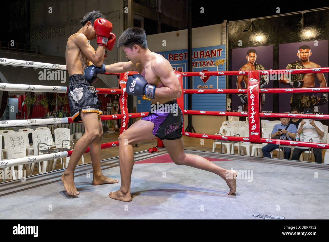 Pugilato thailandese Muai Thai boxer in azione, Pattaya, Thailandia, Asia Foto Stock