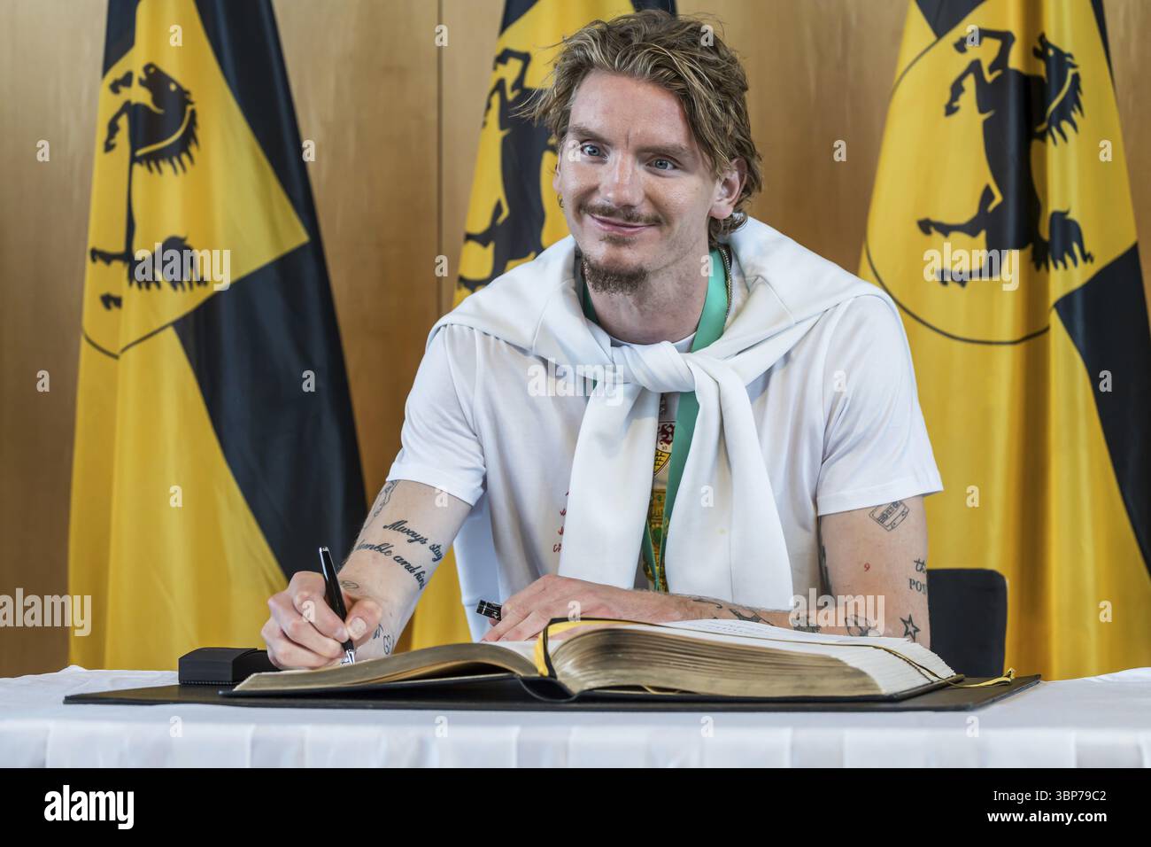 Nick Woltemade firma il libro d'oro della città di Stoccarda. Ricevimento organizzato dalla capitale dello stato di Stoccarda dopo la vittoria del VfB Stuttgart in t Foto Stock