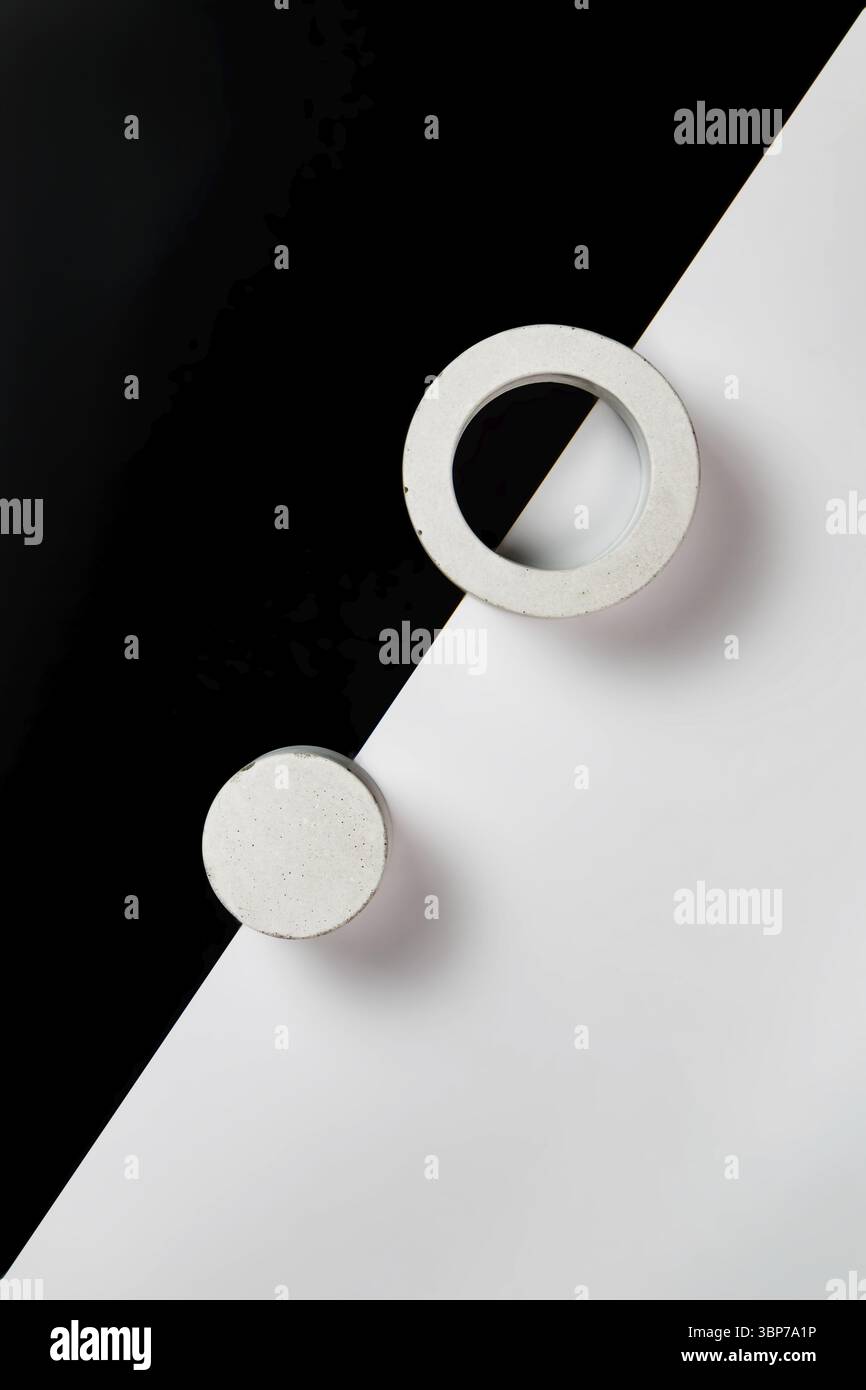 Abstrakter schwarzer und weisser Hintergrund mit konkreten runden geometrischen Figuren Foto Stock