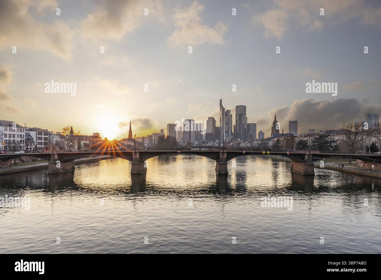Vista sul fiume meno con uno skyline moderno sullo sfondo la sera, al tramonto. Splendida panoramica della città e dei suoi dintorni a fra Foto Stock