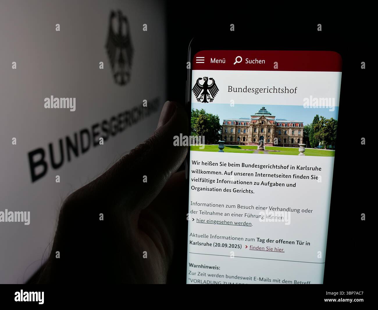 In questa immagine, una persona ha in mano uno smartphone con la pagina web del tribunale federale tedesco Bundesgerichtshof (BGH) sullo schermo davanti al logo. Foto Stock