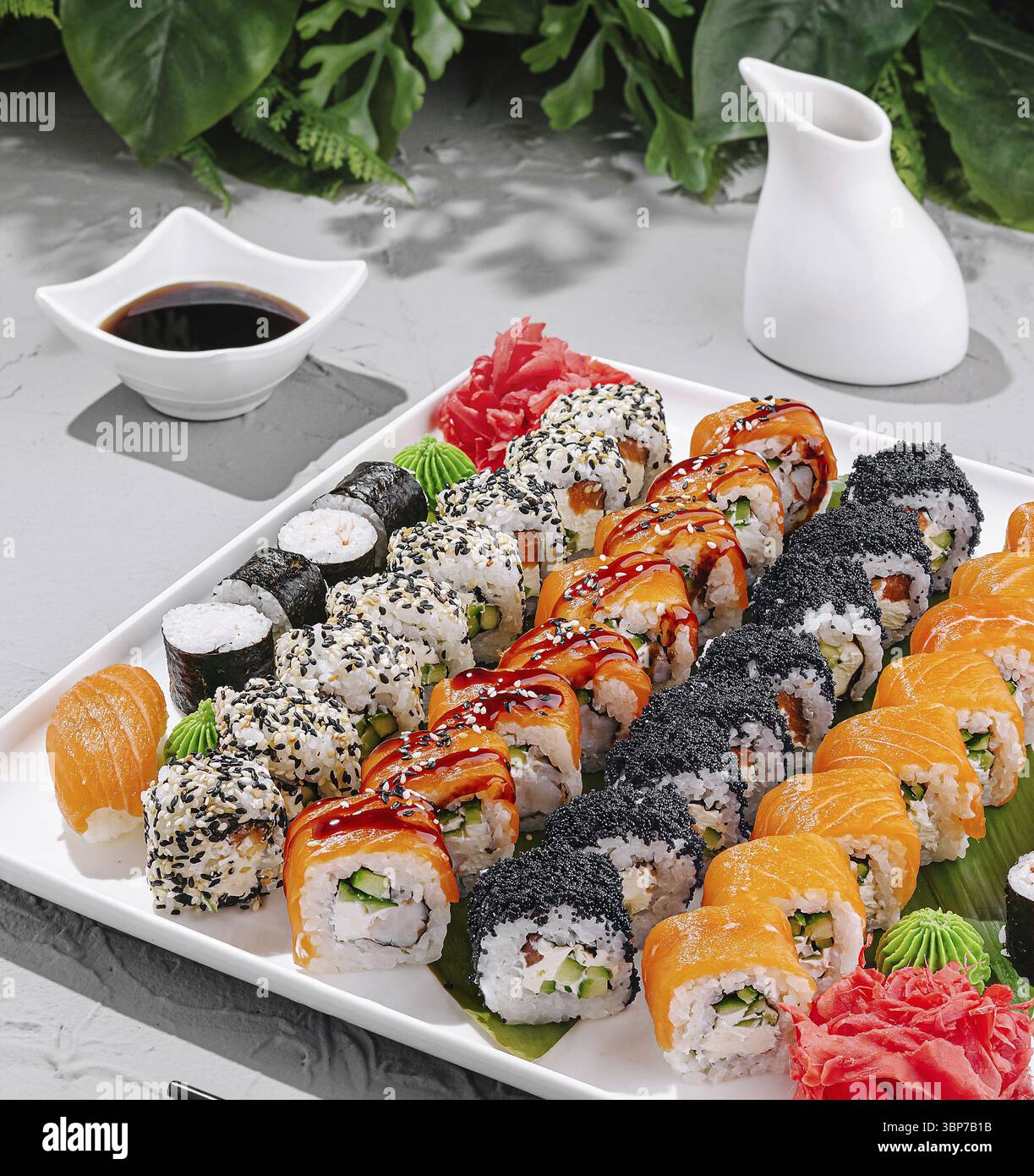 Cibo, Un vivace piatto di sushi offre un assortimento di panini, tra cui pesce crudo, verdure e riso, guarniti con wasabi e zenzero sottaceto. E' vero Foto Stock