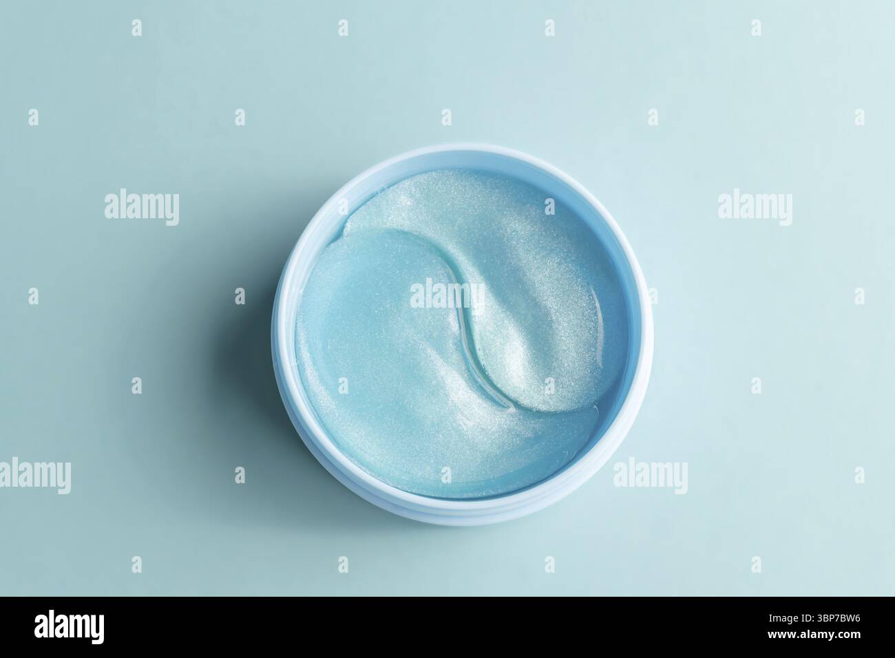 Patch cosmetiche in idrogel per idratare e nutrire la pelle sotto gli occhi sullo sfondo delle bue.cura della pelle, benessere e concetto spa, mockup con c Foto Stock