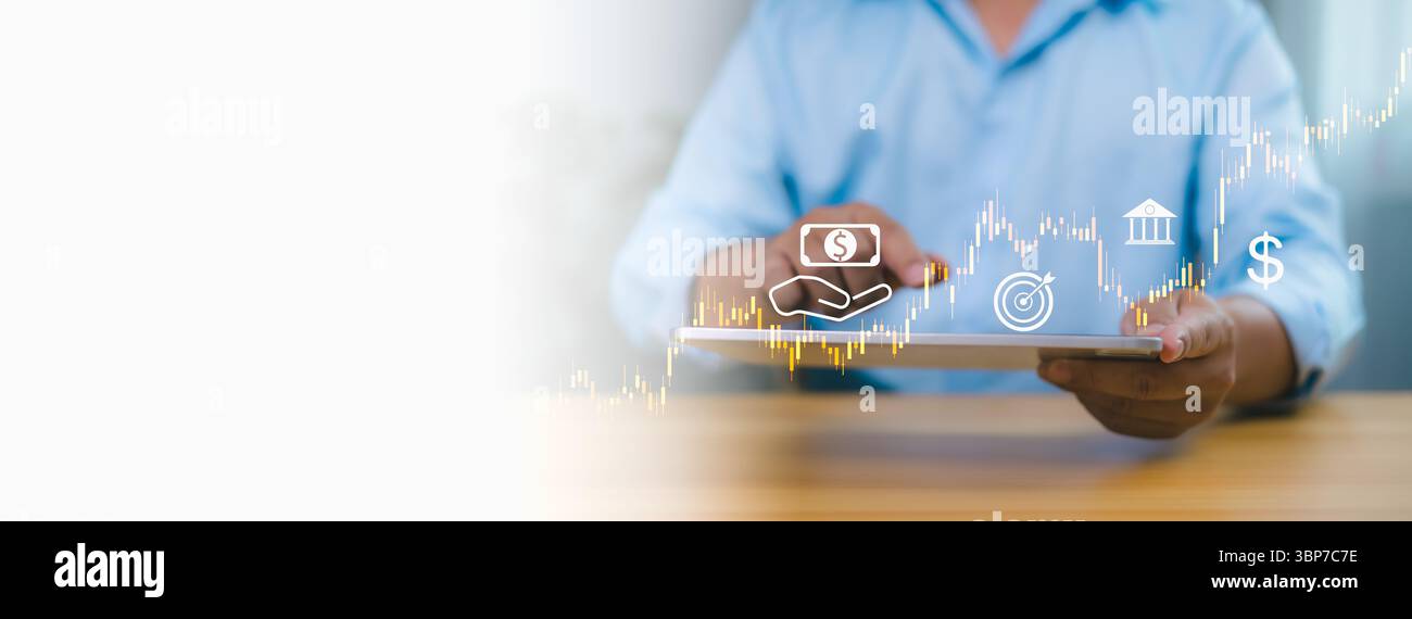 Persona in camicia blu che usa un tablet con grafico digitale del mercato azionario, icone finanziarie, simbolo di investimenti online, digital banking, tecnologia finanziaria Foto Stock