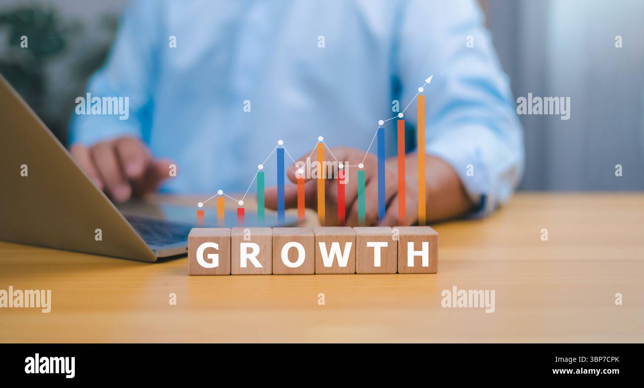 Persona che organizza cubi di legno che spezza LA CRESCITA con un grafico a barre luminoso che mostra le tendenze verso l'alto, simboleggia lo sviluppo aziendale, il successo finanziario e i Foto Stock