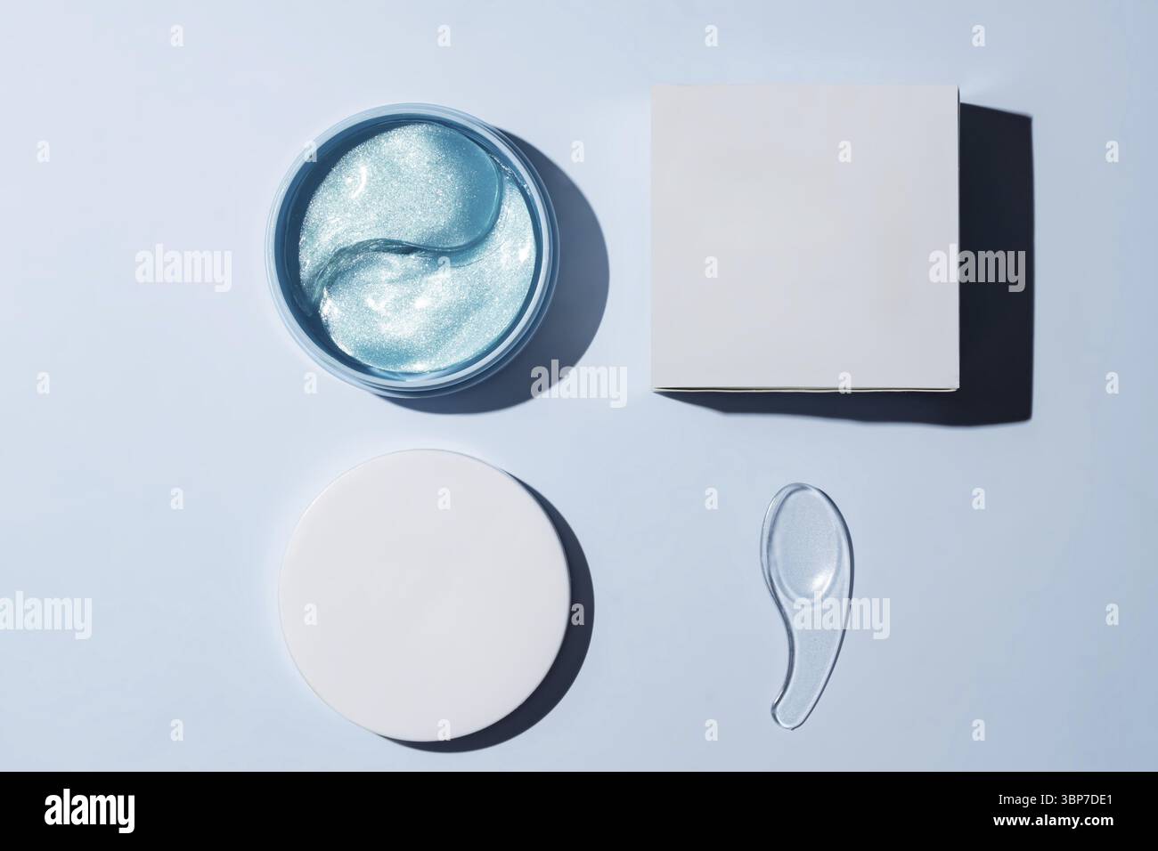 Macchie cosmetiche in idrogel per idratare e nutrire la pelle sotto gli occhi su sfondo blu. Trattamento della pelle, benessere e spa, mockup con Foto Stock