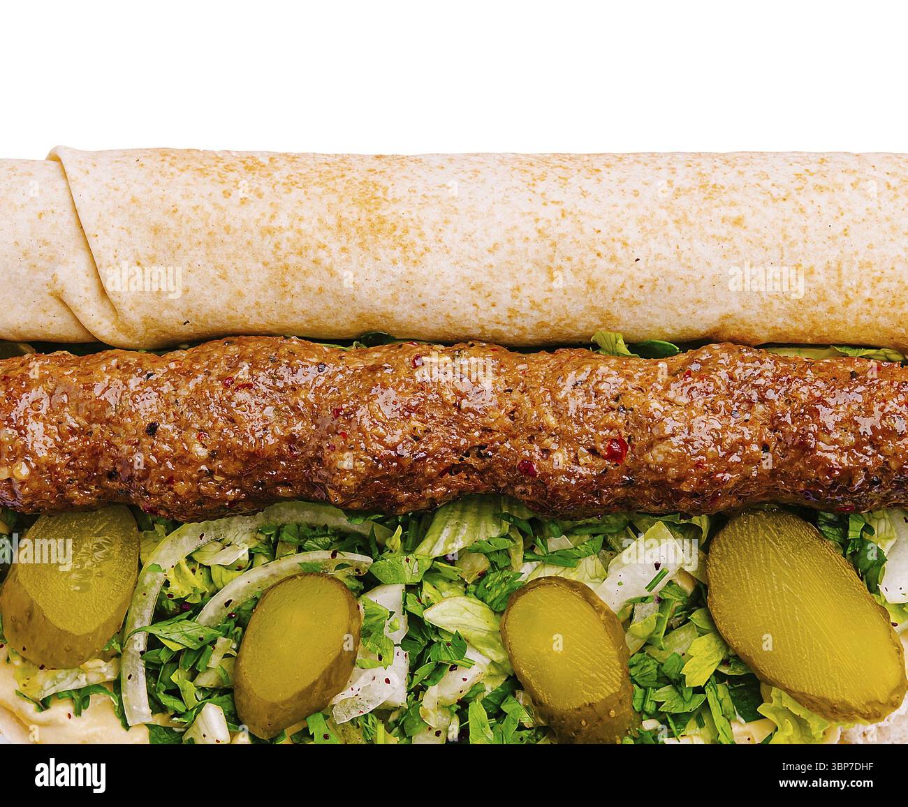 Cibo, questo piatto presenta una lunga pita ripiena di kebab alla griglia, lattuga croccante, sottaceti e erbe aromatiche. Mi è piaciuto come pasto veloce, io Foto Stock