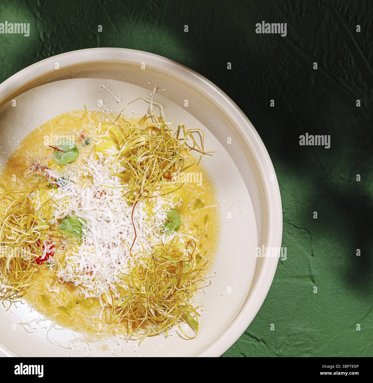 Cibo, questo piatto vibrante presenta un'armoniosa miscela di ingredienti disposti ad arte. I condimenti includono erbe ed elementi fritti su una salsa delicata Foto Stock