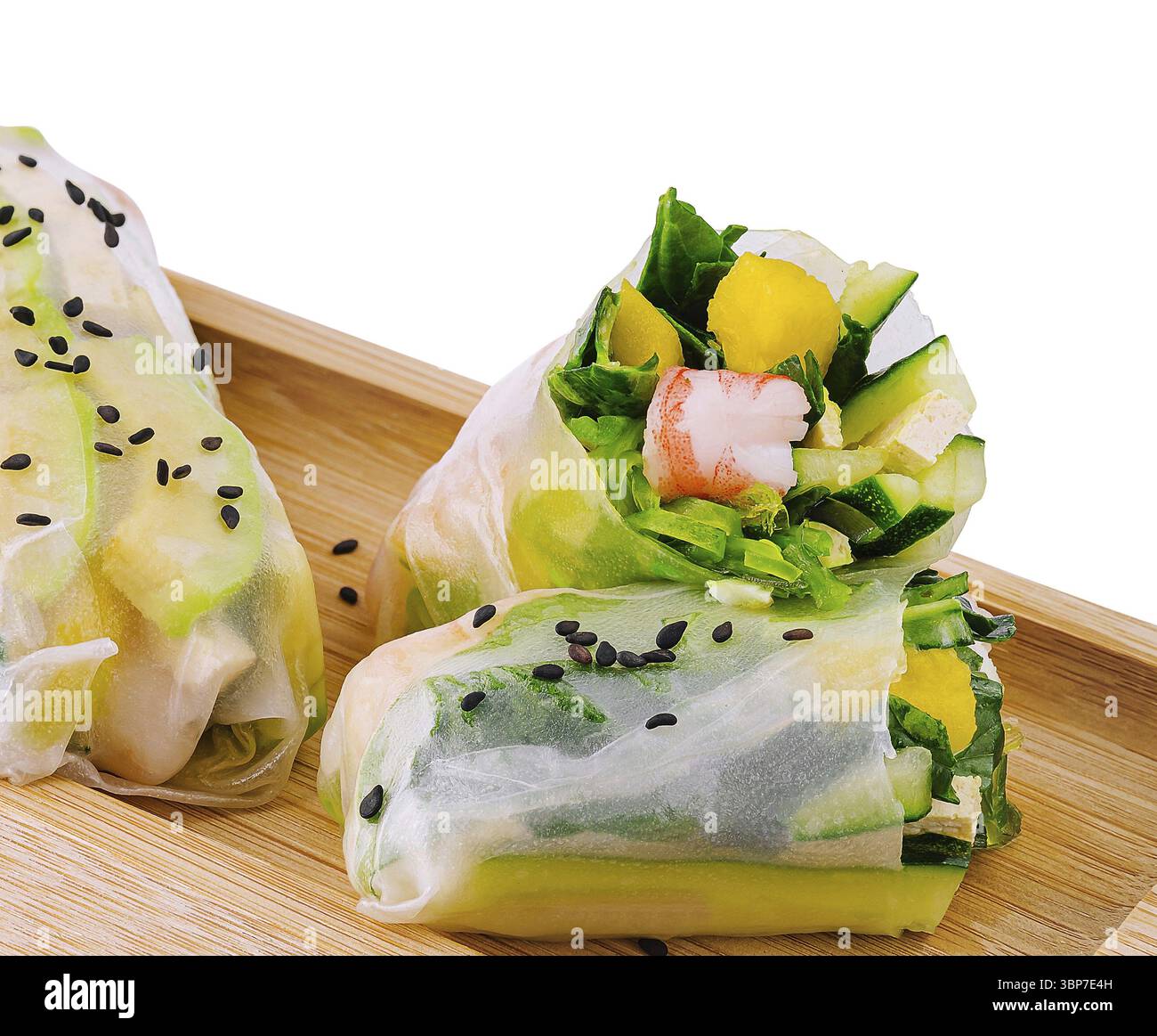 Cibo, deliziosi involtini primavera ripieni di verdure, serviti su un piatto di bambù, isolati su bianco Foto Stock
