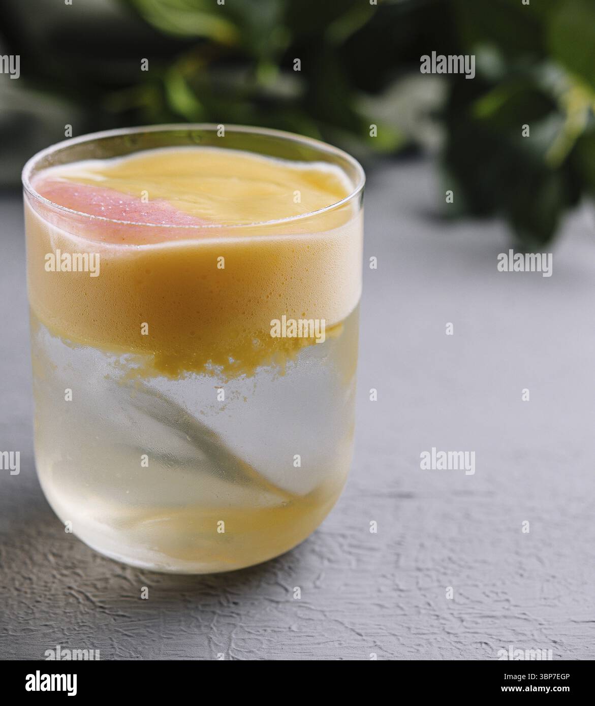 Cibo, frullato tropicale freddo con contorno di pompelmo fresco, servito in un bicchiere trasparente Foto Stock