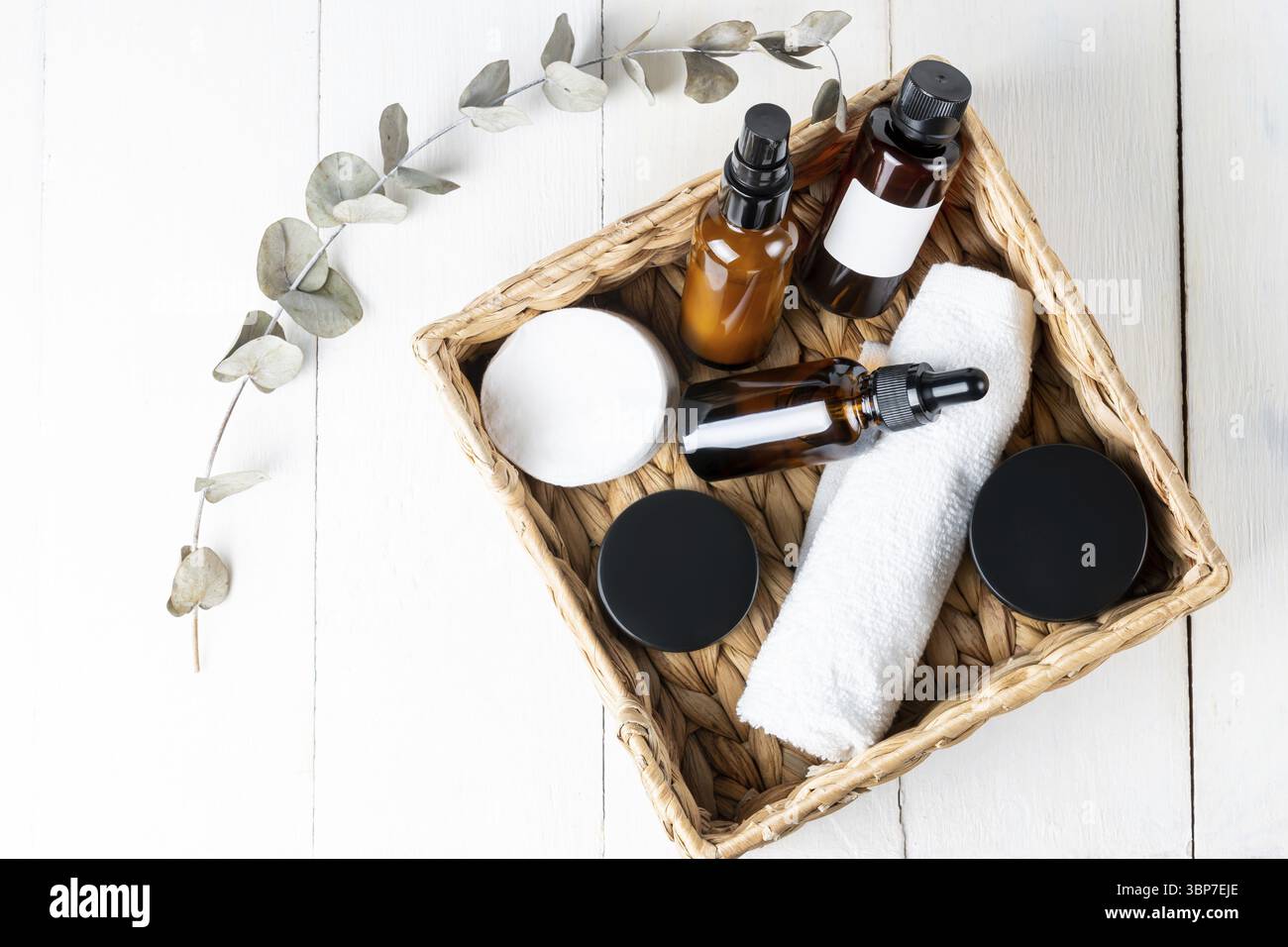 Set regalo per la cura del viso e della pelle del corpo. Lozione, olio essenziale, crema, m anticellulite in un cestello. Set da bagno di bellezza per il corpo e il viso Foto Stock