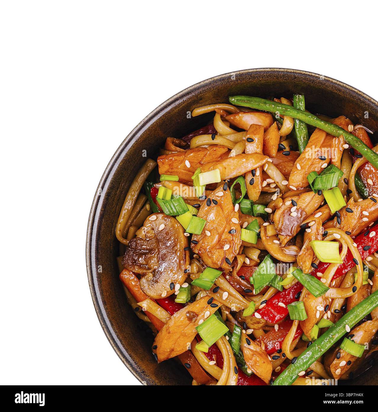 Cibo, salato in padella con manzo, verdure miste e salsa orientale in una ciotola, perfetto per i temi culinari Foto Stock