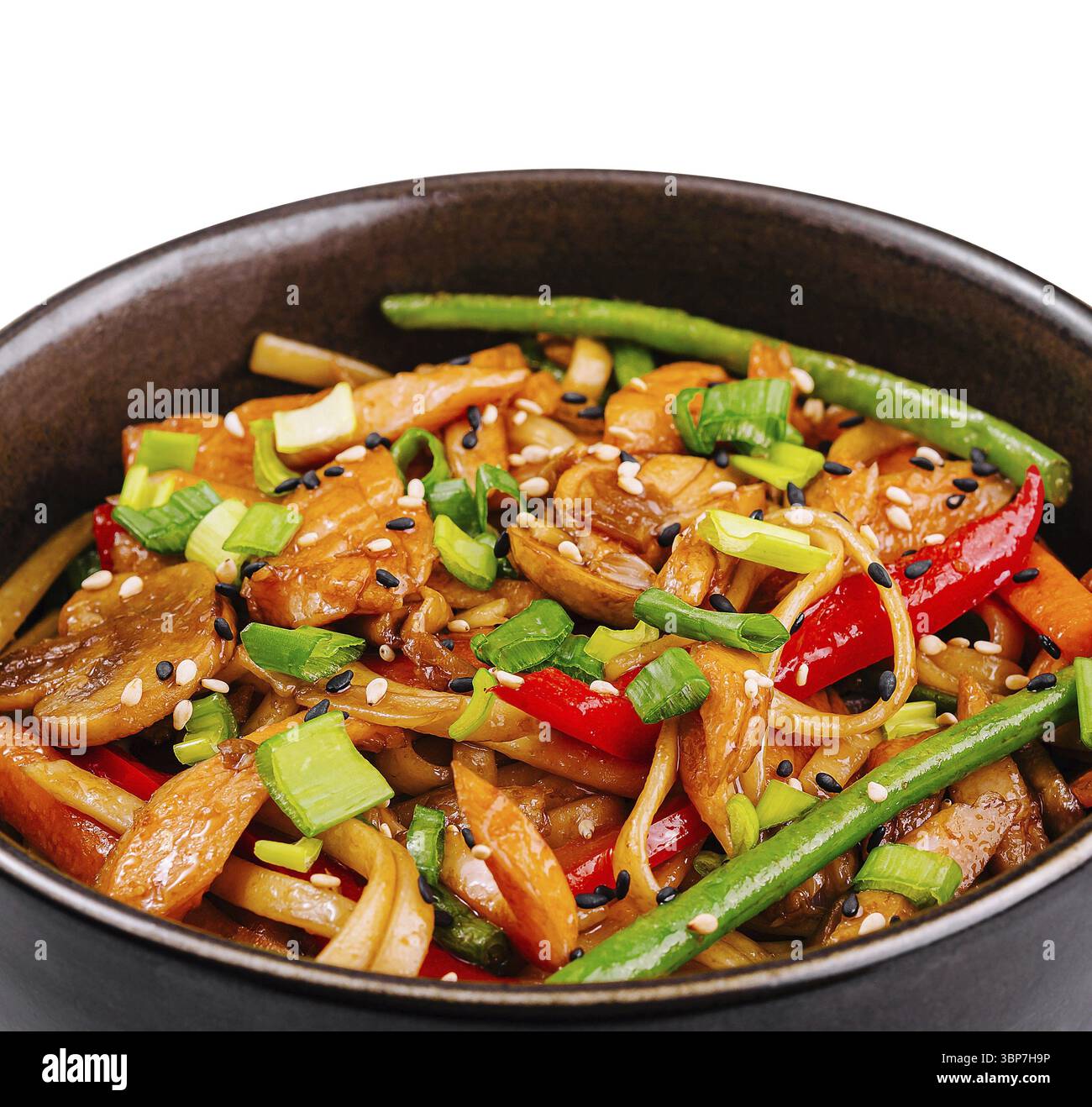 Cibo, verdure salate saltate e tofu serviti in una moderna ciotola scura su sfondo bianco Foto Stock