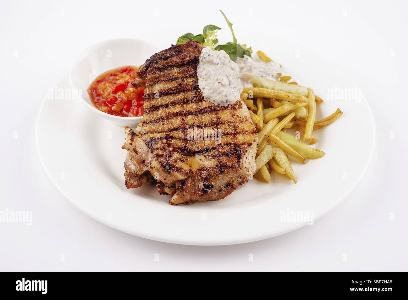 Cibo, Gegrilltes Steak mit Spargel auf weisser Platte Foto Stock