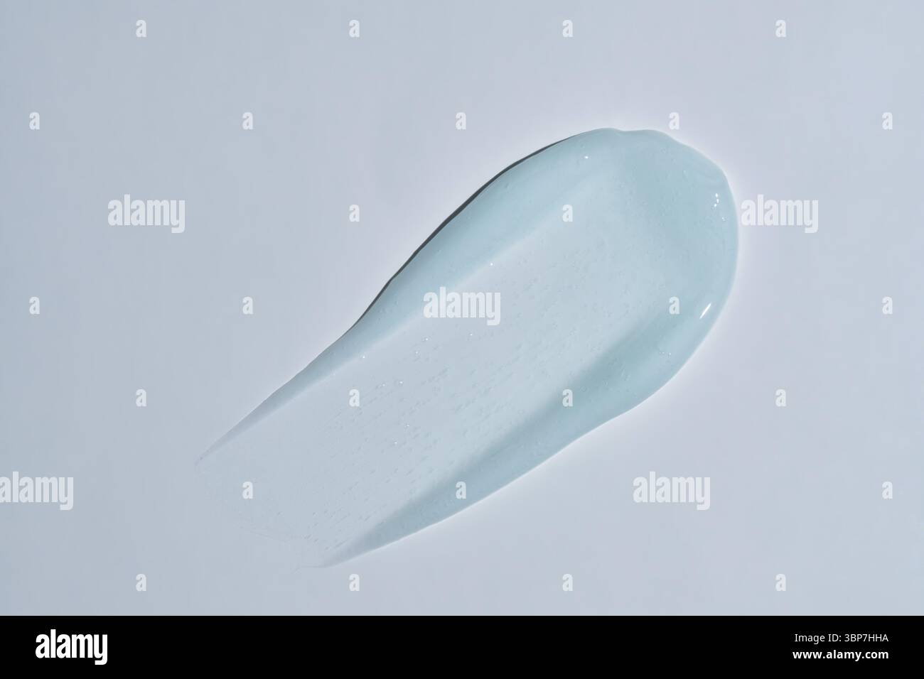 La texture cosmetica di alta qualità si riflette su una superficie liscia creando un'estetica pulita e moderna per i concetti di bellezza Foto Stock