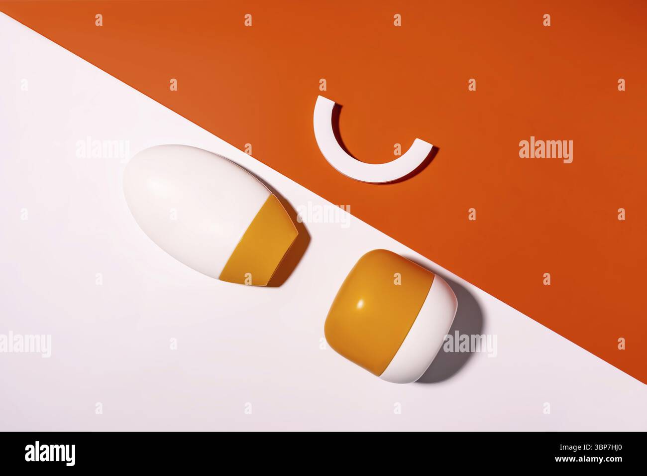 Due flaconi in plastica senza etichetta su doppio sfondo bianco e arancione. SPF crema solare presentazione cosmetici per la cura della pelle Foto Stock