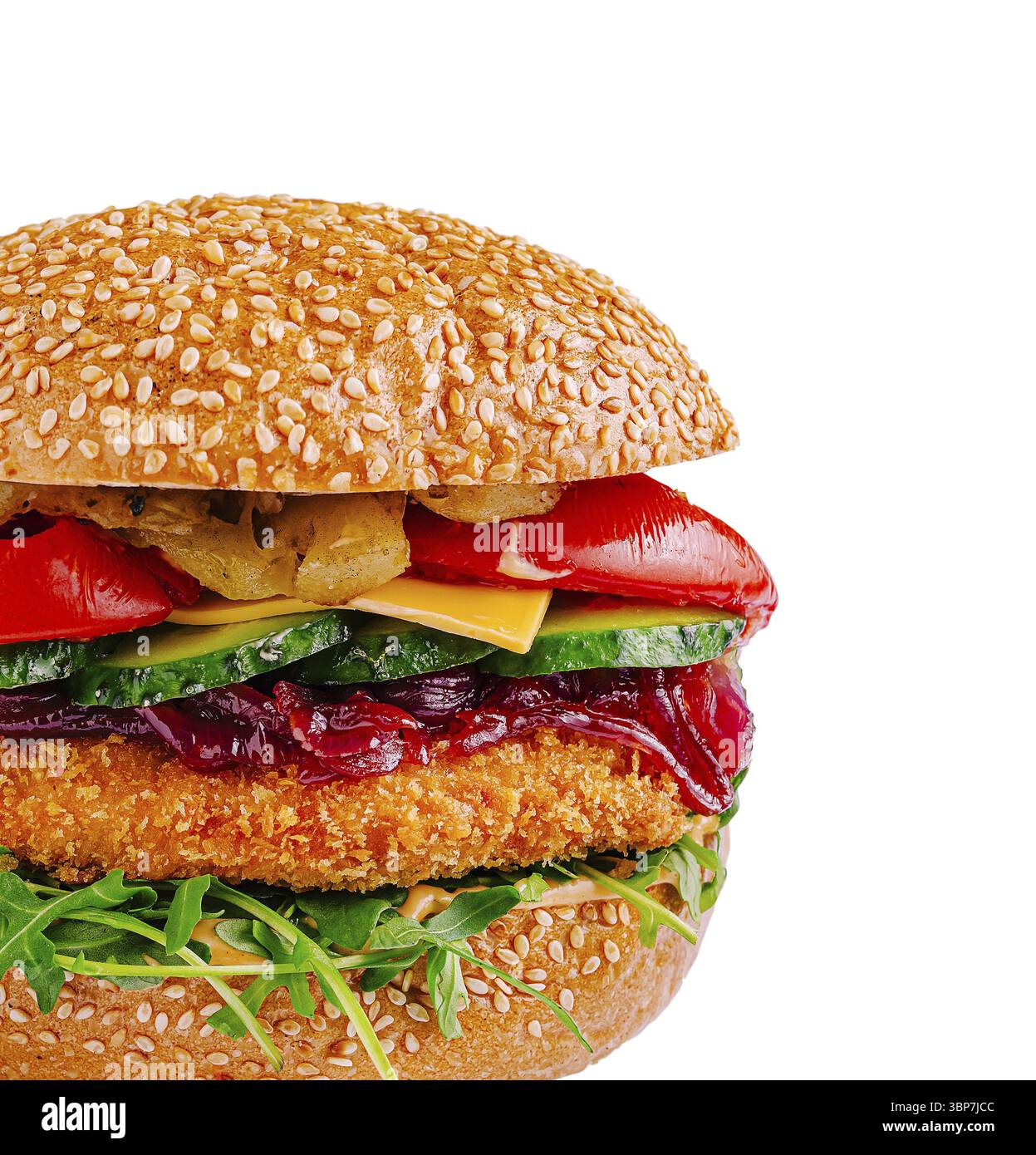 Cibo, Un vivace hamburger con un panino di semi di sesamo ripieno di polpettine fritte croccanti, verdure fresche, formaggio e salse salate. Questo pasto è un invito Foto Stock