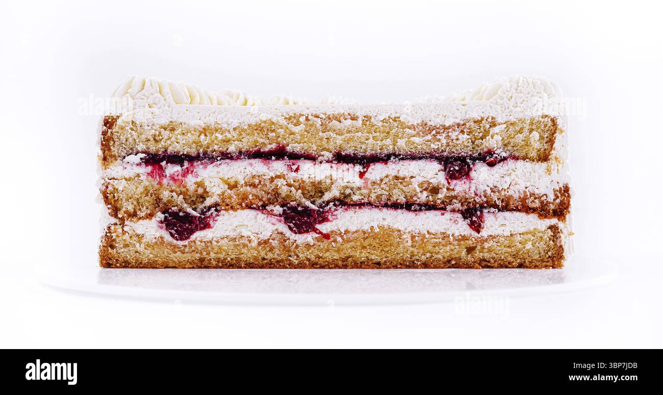 Cibo, strati di torta sponge sono impilati e ripieni di panna ricca e vivaci conserve di frutta. Il dessert è esposto elegantemente su un piatto bianco, invi Foto Stock