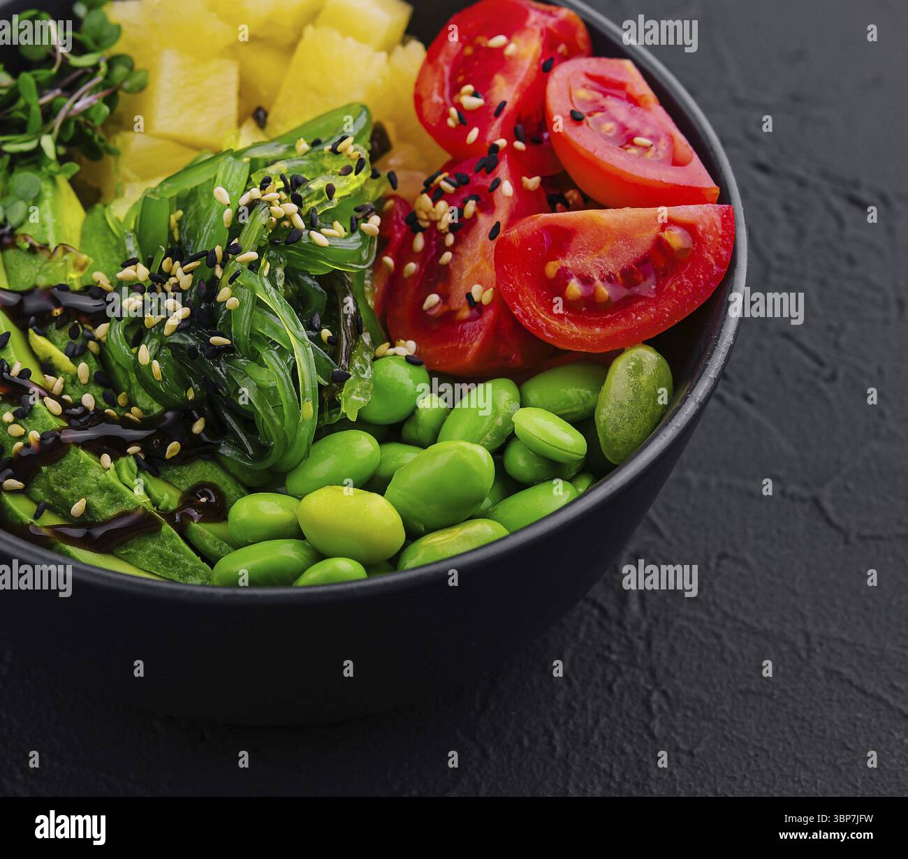 Cibo, ciotola con alghe, fagioli, avocado e ananas Foto Stock