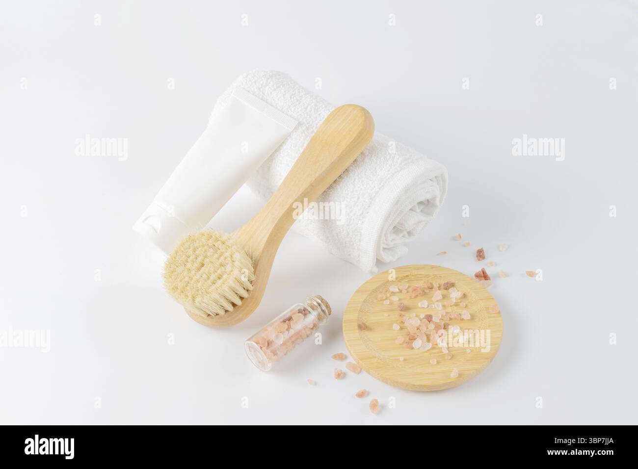 Natuerliche Oeko-Schoenheitsbehandlung. Kosmetische Produkte, Handtuch und Meersalz auf weissem Hintergrund, Draufsicht. Natuerliche Bio-Hautpflege, S Foto Stock